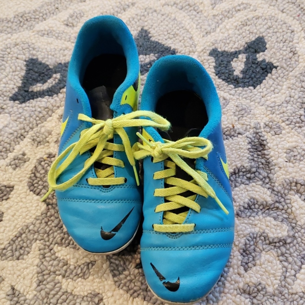 🥰3/$15: Size 2 soccer cleats
